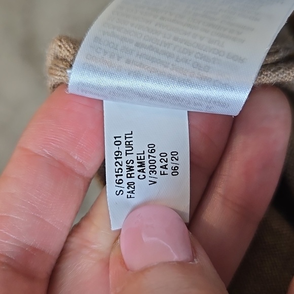 Banana Republic Camel/Tan 100% Merino Wool Turtle Neck Sweater Size Medium - Picture 10 of 10